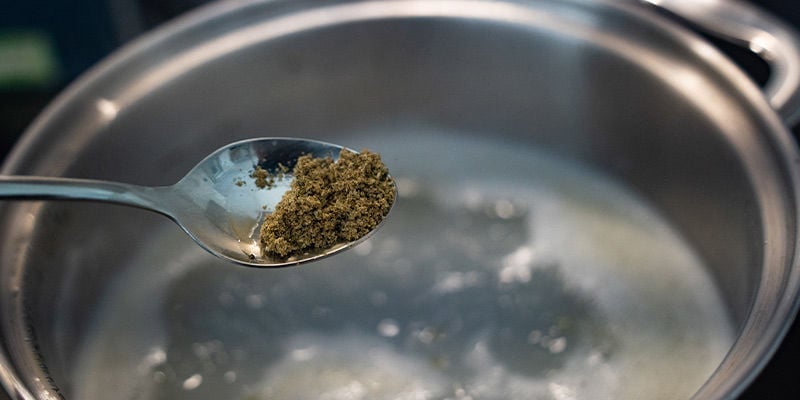 Anleitung: Sobald Die Butter Im Kochenden Wasser Schmilzt, Gibst Du Das Fein Gemahlene Cannabis Hinzu
