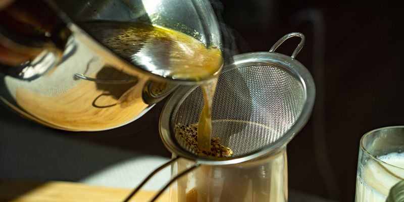 Anleitung: Sobald Der Tee Richtig Infundiert Ist, Seihe Die Mischung Gründlich Durch Dein Teesieb In Eine Tasse