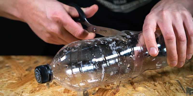 Eimer-Bong: Schneide Die Oberseite Der Zweiten, Größeren Flasche Ab