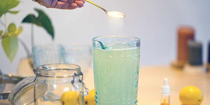 Jetzt Ist Es An Der Zeit, Dem Saft-wasser-gemisch Zucker Hinzuzufügen