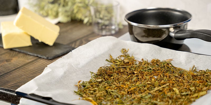Wähle nun einen Kochtopf, den Dein gemahlenes Cannabismaterial zu einem Drittel füllt.