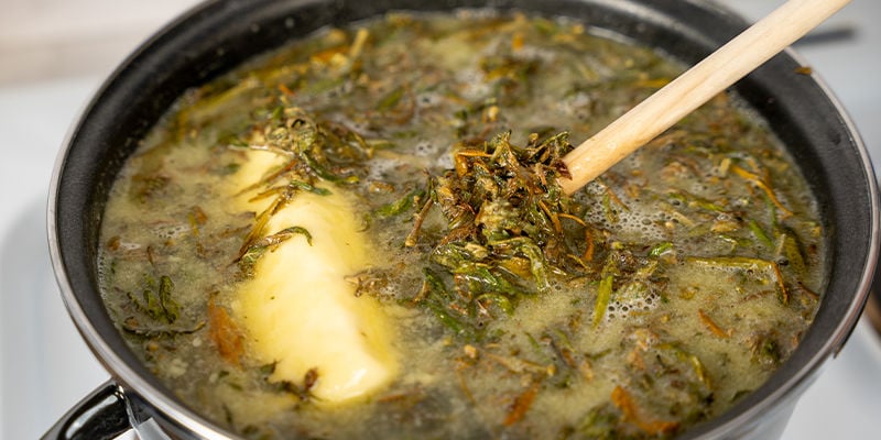 Jetzt, da Du eine "Suppe" aus Weed, Butter und Wasser in Deinem Topf hast, ist es an der Zeit, sie zu erhitzen.