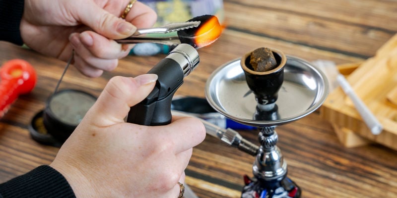 Haschisch In Einer Shisha Rauchen