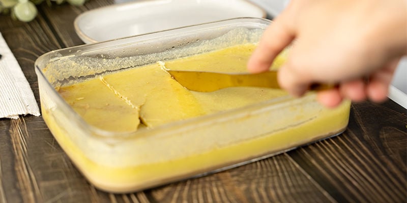 Trockne Den Behälter Und Tupfe Die Butter Mit Küchenpapier Trocken