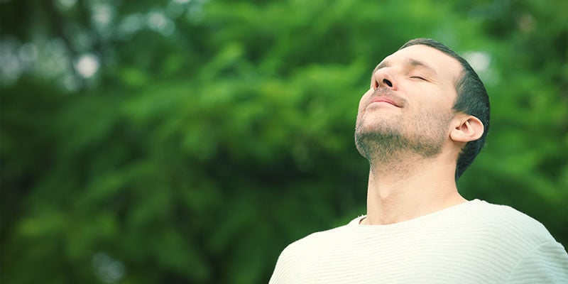 Dinge, die man vor der Einnahme von Psychedelika bei Yoga-Übungen beachten sollte