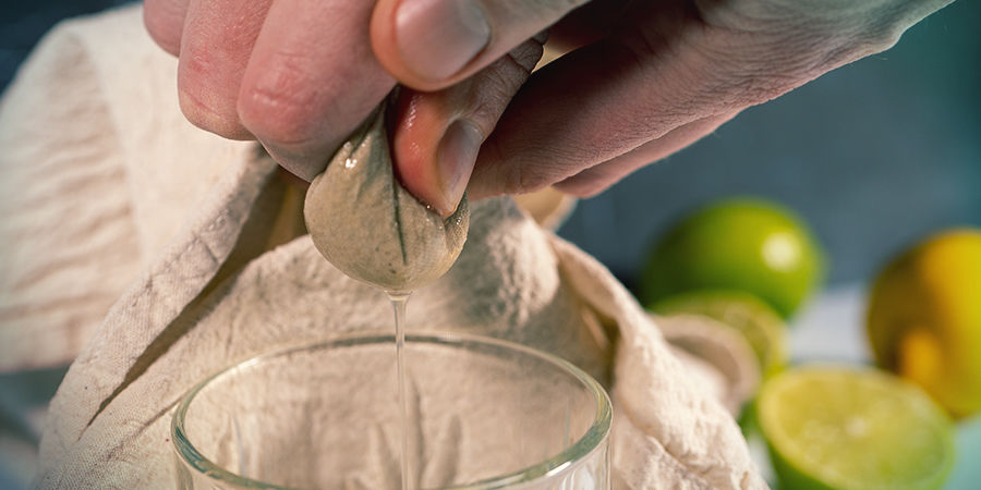 Zubereitung von Lemon Tek: Filtere Den Saft Durch Ein Filterpapier Oder Seihtuch