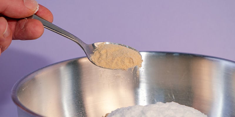 Gib die Tapiokastärke und das Lecithin in die große Rührschüssel