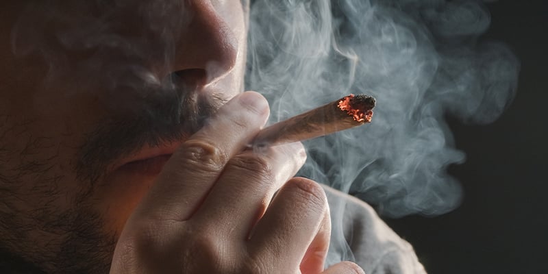 So funktioniert das Inhalieren von Weed
