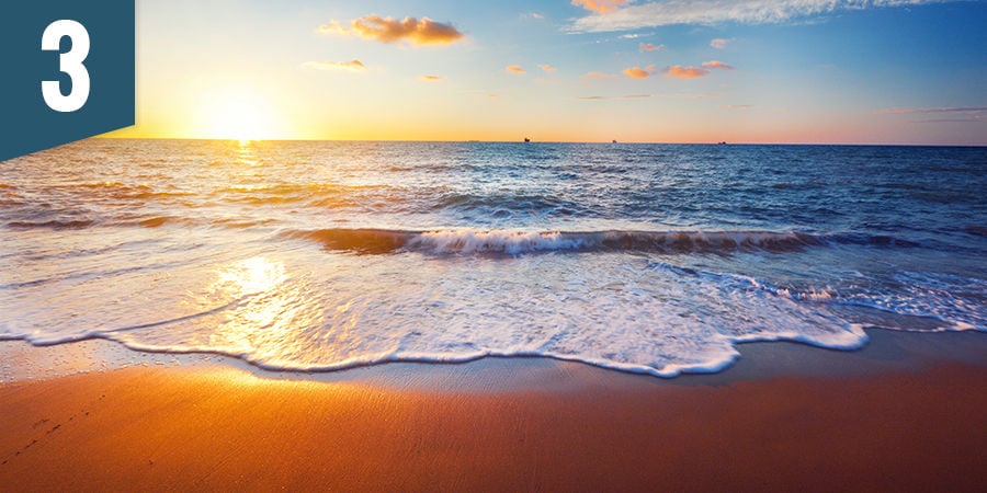 Genieße einen Sonnenuntergang am Strand