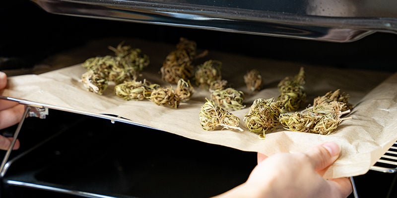 Wie man Cannabisblüten im Ofen decarboxyliert