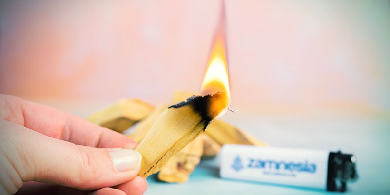 Wie man Palo-Santo-Räucherstäbchen verbrennt