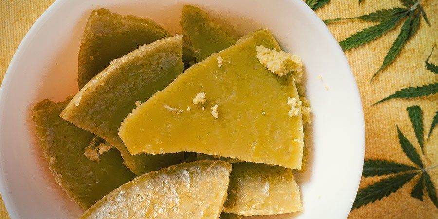 Nutze Verschnitt und Blätter für Cannabutter