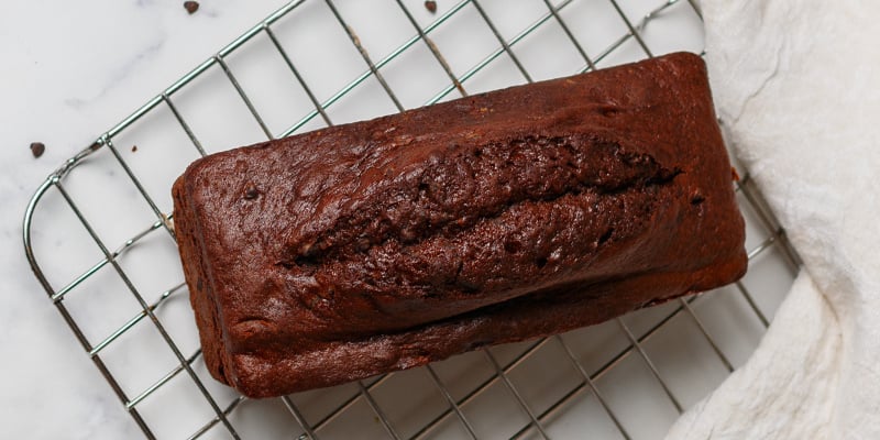 Nachdem Du die Form aus dem Ofen genommen hast, lass den Space Cake für etwa 10 Minuten in der Form abkühlen. 