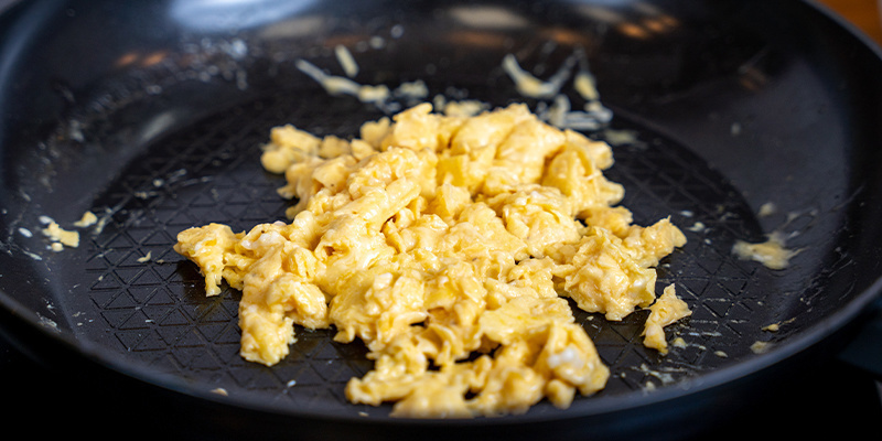 Rühre Weiter, Bis Die Eier Die Gewünschte Konsistenz Haben. Rühre Weiter, Bis Die Eier Die Gewünschte Konsistenz Haben.