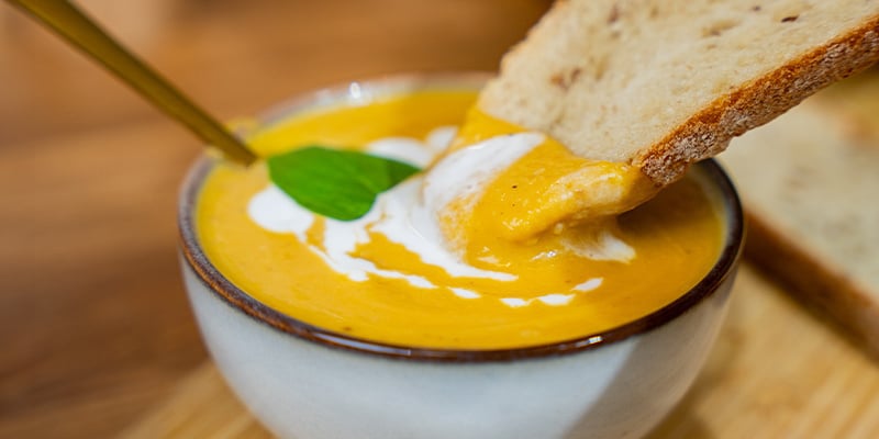 Runde Deinen Teller Suppe Mit Einem Klecks Sahne Oder Joghurt Ab Und Dann Heißt Es Genießen Runde Deinen Teller Suppe Mit Einem Klecks Sahne Oder Joghurt Ab Und Dann Heißt Es Genießen