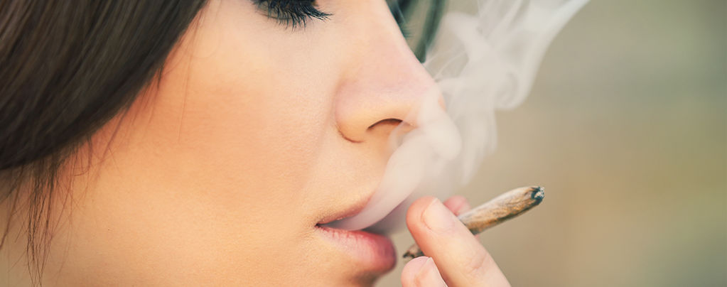 Frauen Weed rauchen