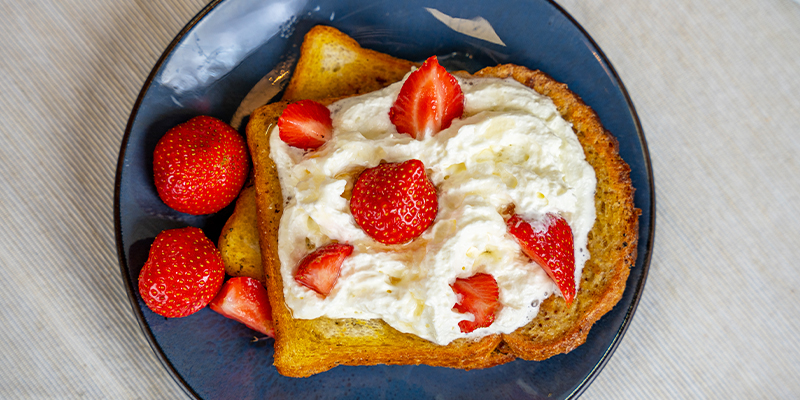 Wie man mit Gras angereicherten French Toast zubereitet