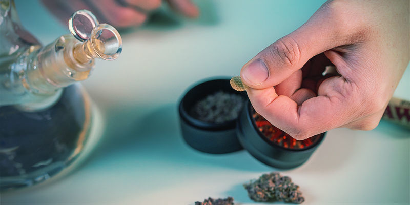How Use Bong: Put screen in bowl