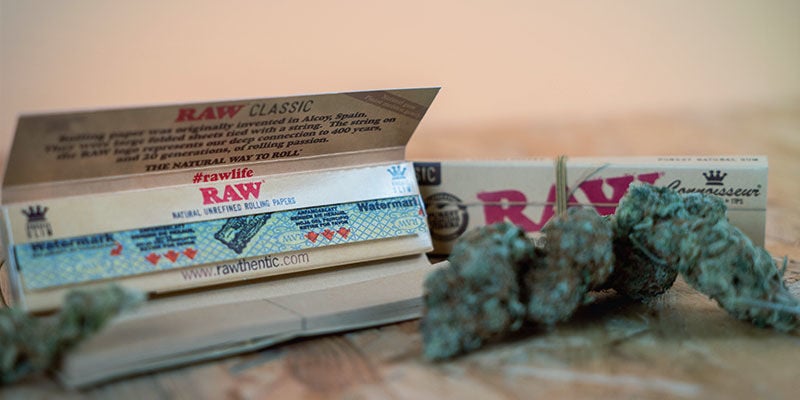 RAW Connoisseur Rolling Papers King Size + Tips