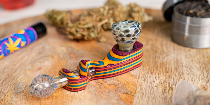 How To Smoke Cannabis From A Pipe - Zamnesia