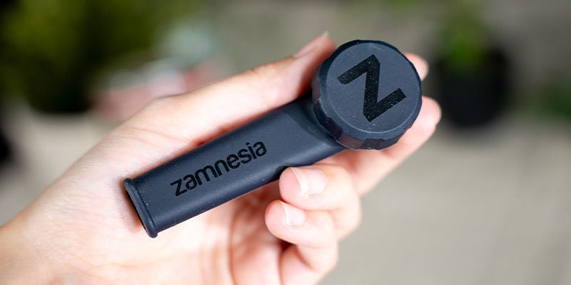 How To Smoke Cannabis From A Pipe - Zamnesia