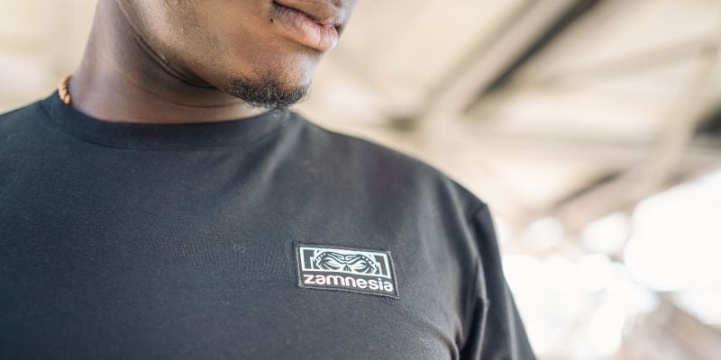 Comfortabel In Donkergrijs En Ideaal Voor Elk Moment, Waar Je Ook Bent. Simpel Logo Met Rugprint