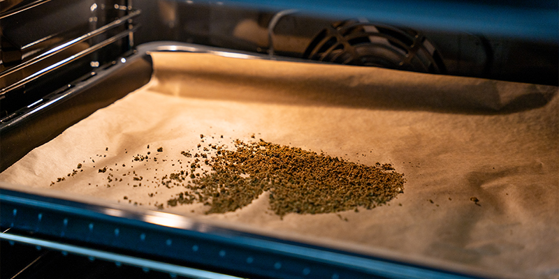 Grindez Votre Fleur De Cannabis Jusqu’à Obtenir Une Mouture Moyenne, Étalez-La Sur Une Plaque De Cuisson Recouverte D’Un Papier Sulfurisé Et Faites Décarboxyler Au Four Pendant 30–45 Min