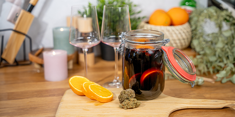 Vous Pouvez Servir Le Vin Chaud Infusé À La Weed Immédiatement, En Ajoutant Votre Whisky, Rhum Ou Schnaps Environ 5–10 Min Avant De Servir