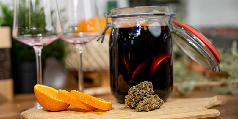 Pour Réchauffer Votre Vin Chaud Au Cannabis, Versez-Le Dans Une Grande Casserole Et Faites-Le Chauffer Jusqu’à Ce Qu’Il Soit Chaud