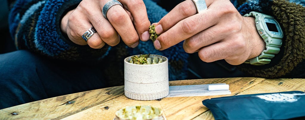 10 Ways To Grind Cannabis Without A Grinder [2024 Update] - Zamnesia Blog