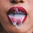 Warum Cannabis einen trockenen Mund macht und wie man es vermeidet