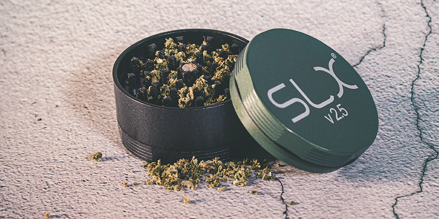 How to use a weed grinder?