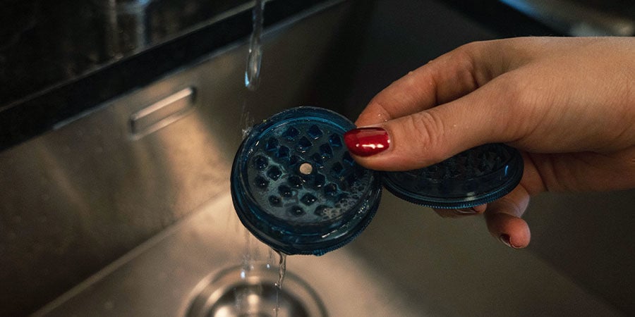 How To Clean a Plastic Weed Grinder